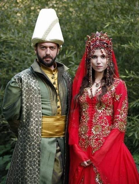 В сериале "Великолепный аек" женой Ибрагима была сестра Сулеймана - Хатидже