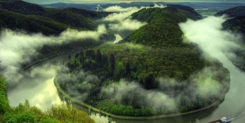 Считается, что очень давно в тропических лесах Амазонки обитало древнее поселение. После того, как поселение исчезло с лица Земли, они оставили после себя похожее строение, которое напоминает «Стоунхедж». 