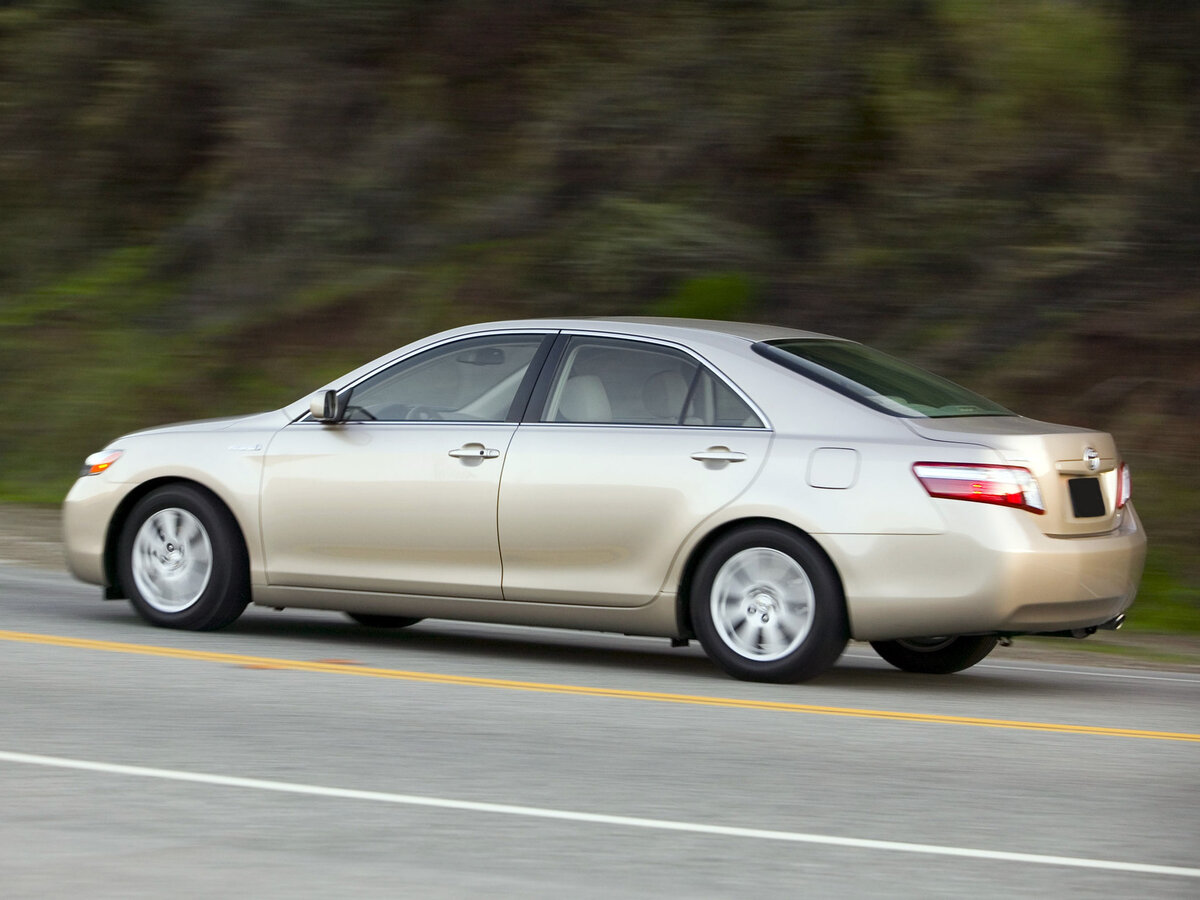 Toyota Camry - один из самых продаваемых седанов в мире. Его репутация надежности, безопасности и эффективности сделала его фаворитом среди покупателей автомобилей..