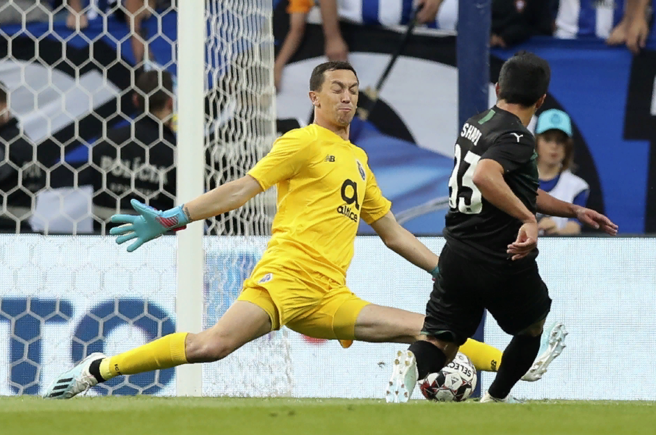 2 Гола и голевая передача в Лиге Чемпионов. А тебе всего  19  лет ...