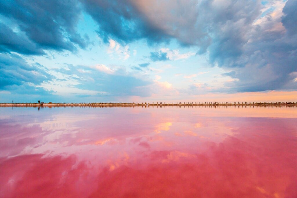 В озёрах находится уникальная крымская розовая соль. Она содержит множество полезных микроэлементов, поэтому применяется и в кулинарии, и в косметологии.