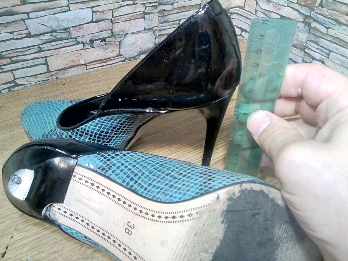 сломался каблук. сломанный каблук. зимой в туфлях. старые ботинки. сломанный каблук.