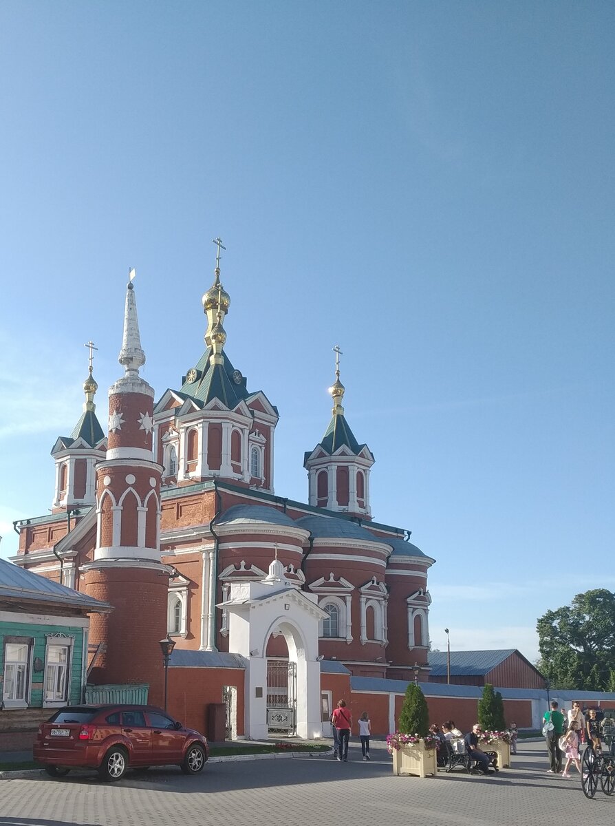 Каменный забор и эти симпатичные башенки по периметру ограды Успенского женского монастыря полностью выложены из кремлёвского кирпича!