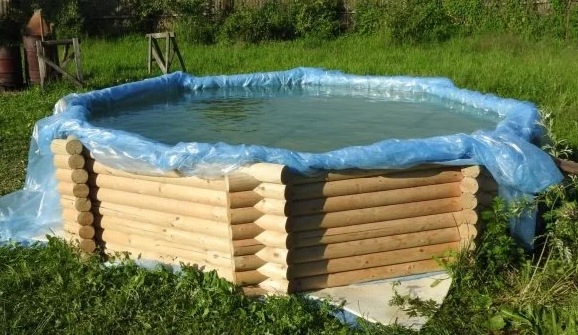 Процесс строительства бассейна из бревен. Фото из интернета. 