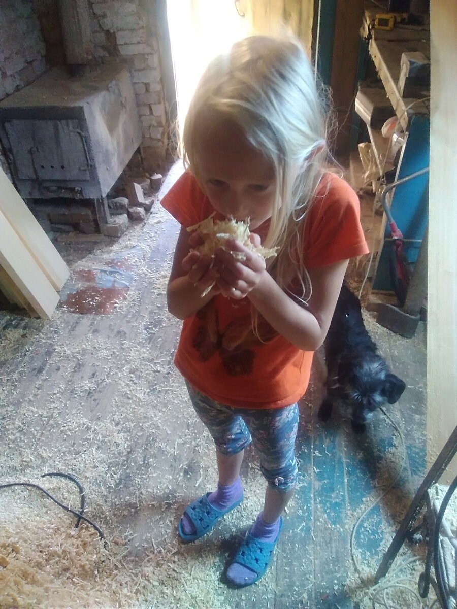 Старшая дочь готова съесть источник приятного запаха:) 