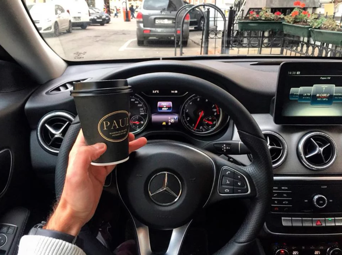 Приятно ехать в уютном салоне с чащечкой горячего кофе в руках 