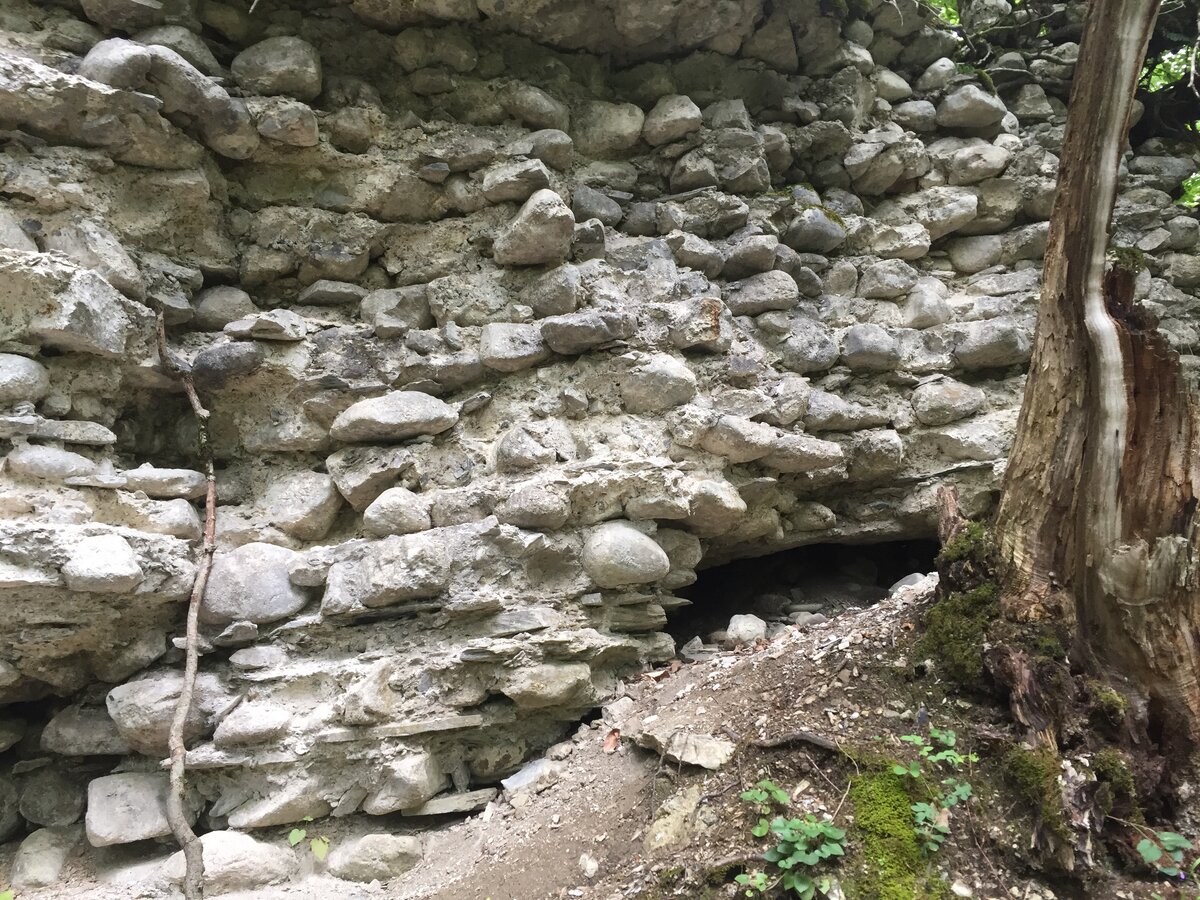 Развалины впечатляют не своим величием, а своим возрастом