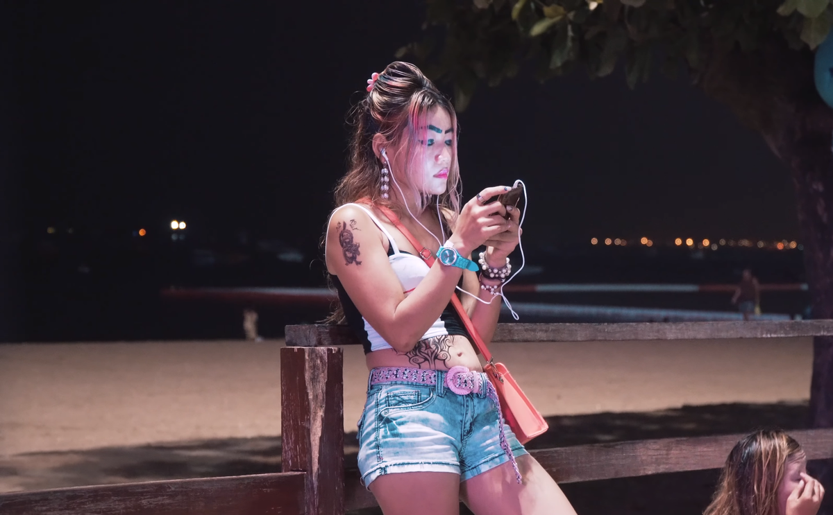 Пляжная улица (Beach Road) - Паттайя. представительница древней профессии на рабочем месте.