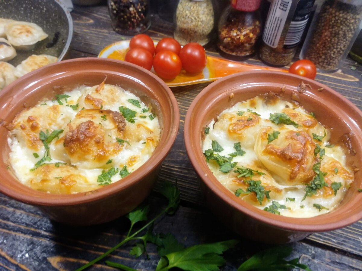 Пельмени в горшочках в духовке с сыром