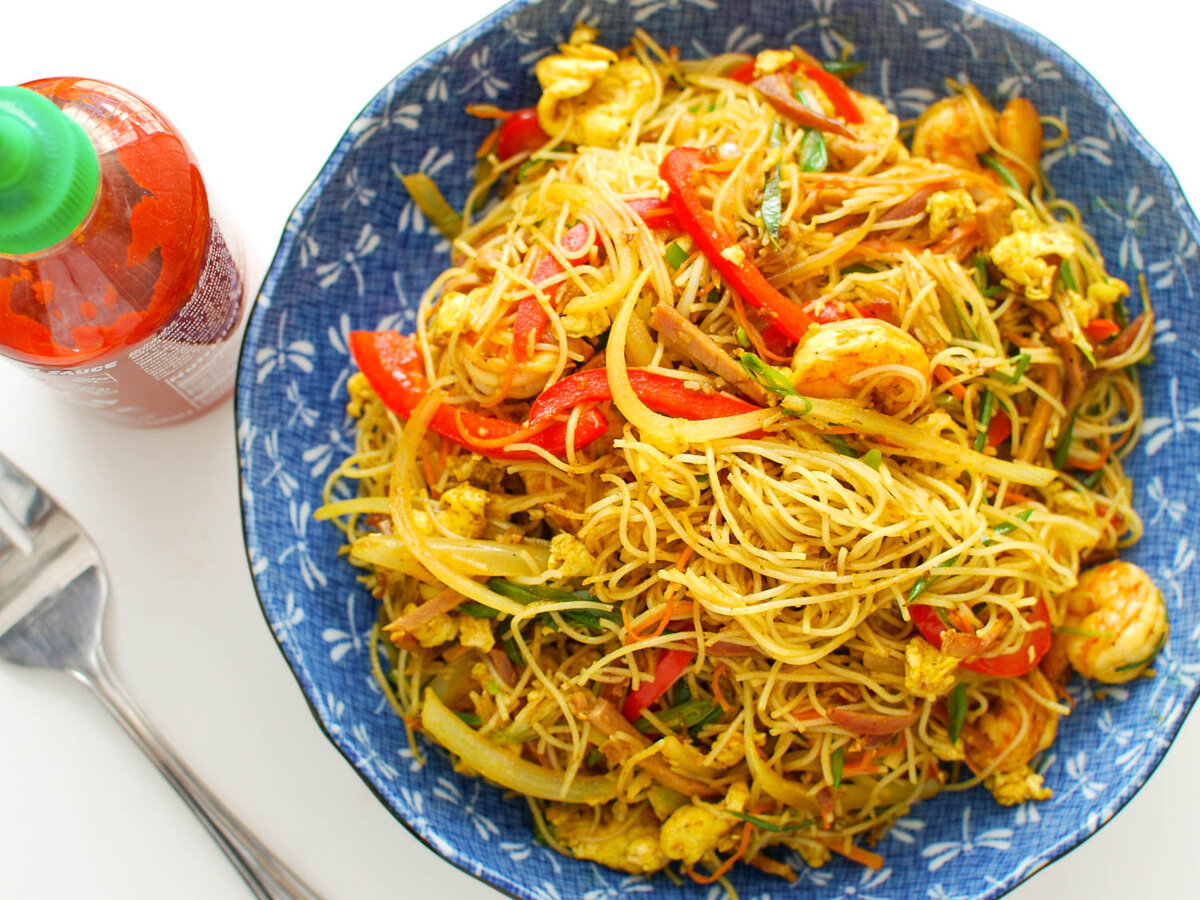 Лапша по сингапурски. Singapore Noodles. Сингапурская лапша. Спагетти по сингапурски. Вок Сингапурский.