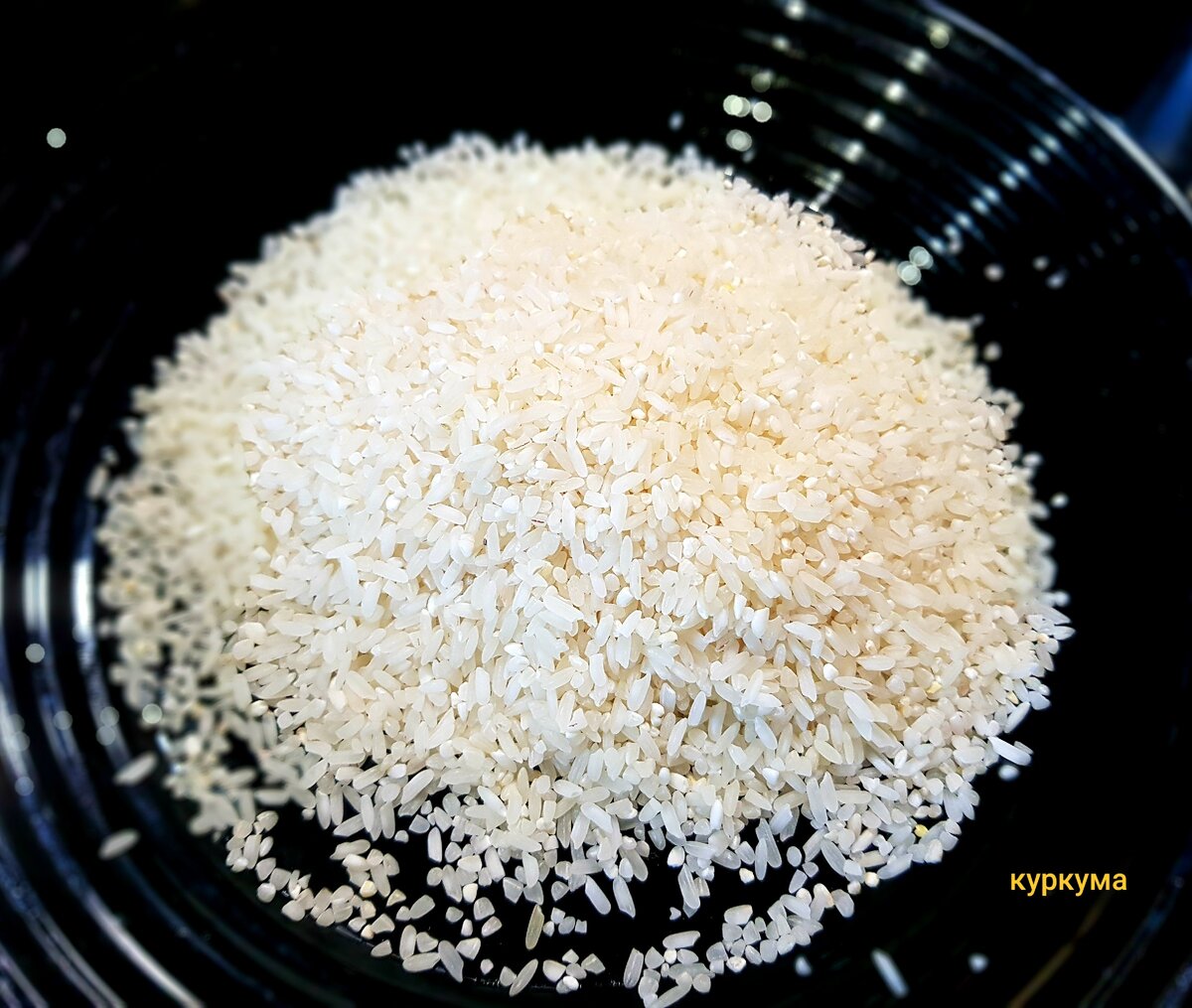 Моем рис. Кипятим 10 минут, до полуготовности.