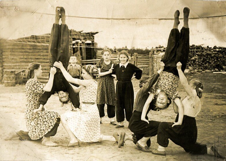 1959 год. Репетиция физкультурных номеров во дворе Нижне-Илимской школы