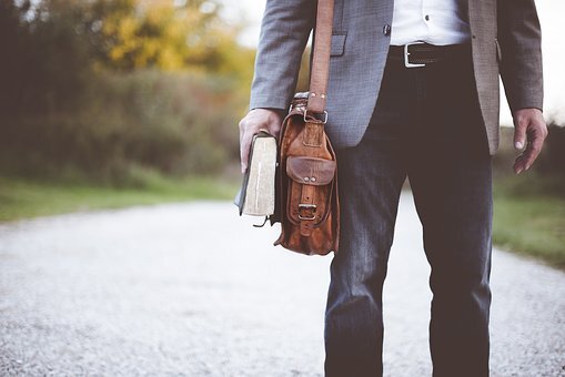 https://cdn.pixabay.com/photo/2016/11/29/09/41/bag-1868758__340.jpg