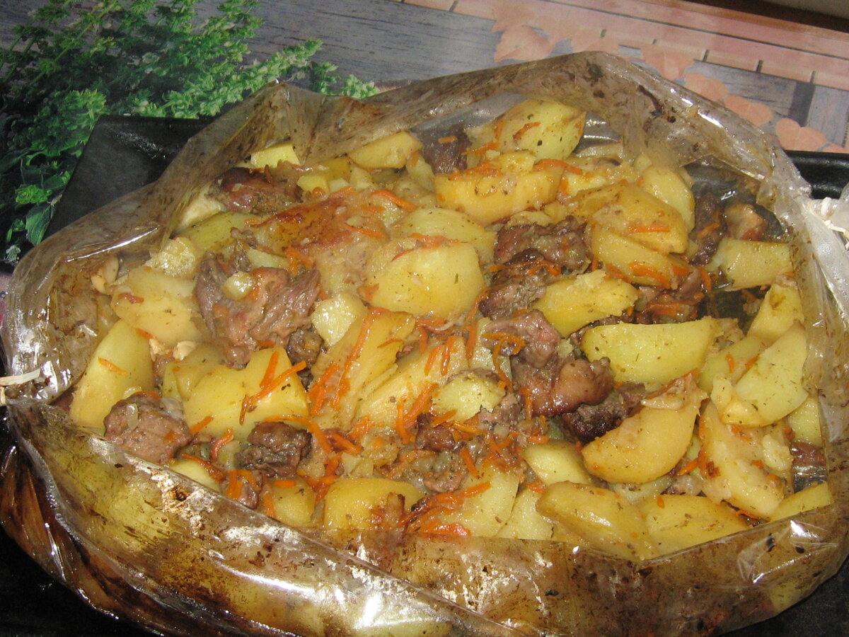 Картошка с мясом и грибами в рукаве