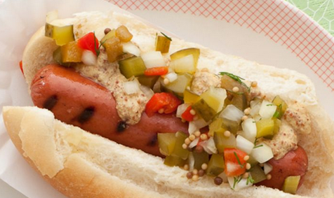 2. Хот-дог с жареными сосисками, сыром тофу и огуречным соусом.  Готовим булочки и сосиски по предыдущему рецепту. Только теперь мы  обжариваем сосиски на сковороде без масла, затем берем булочку, кладем  лист салата, ломтик помидора, сосиску, сыр тофу. Поливаем сверху  огуречным соусом (измельчаем в блендере 1-2 свежих огурца, чеснок,  петрушку, 1 небольшую луковицу, соль, специи). В конце приготовления,  украшаем блюдо кунжутными семечками. Совет: для приготовления огуречного соуса можно использовать соленые огурцы.