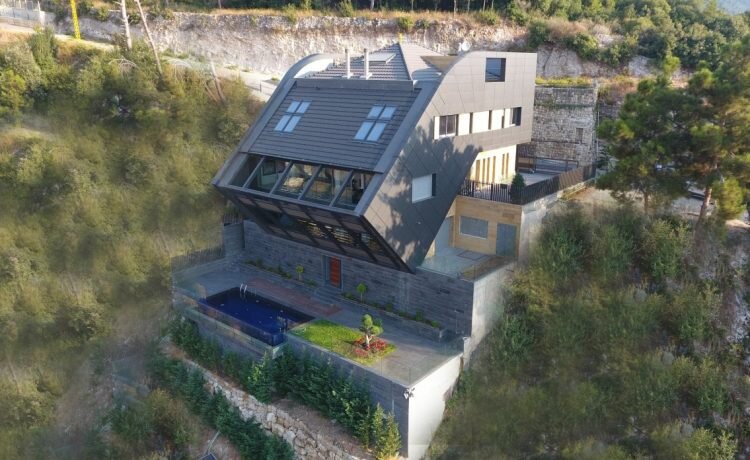 Вилла CH730 расположена на крутом склоне холма в Ливане