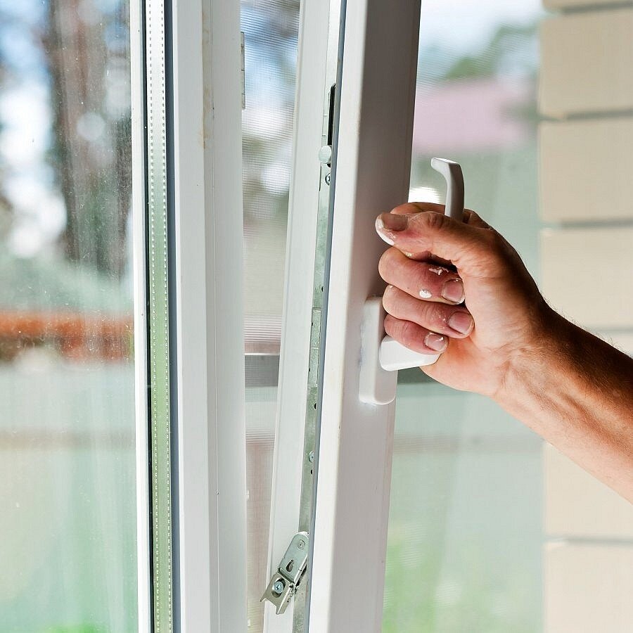 пластиковое окно открылось в двух положениях. окно сток. пластиковое окно не закрывается из откидного положения. заклинило пластиковое окно. неправильно закрыла пластиковое окно.