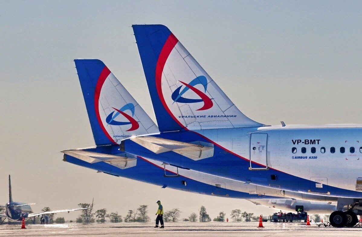 Ural airlines самолеты. Самолёт Уральские авиалинии. Самолет авиакомпании Урал Эйрлайнс. Самолеты авиакомпании Уральские авиалинии. Уральские авиалинии парк самолетов.