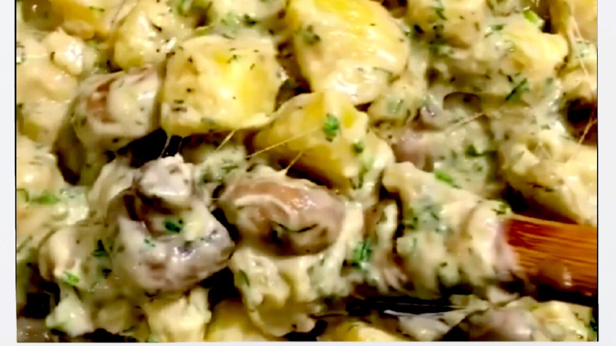 Картофель с шампиньонами в сметане. Картофель с шампиньонами в духовке. Приготовить грибы с картошкой и сметаной. Картошка с грибами в сметане. Картофель с грибами и в сметане.