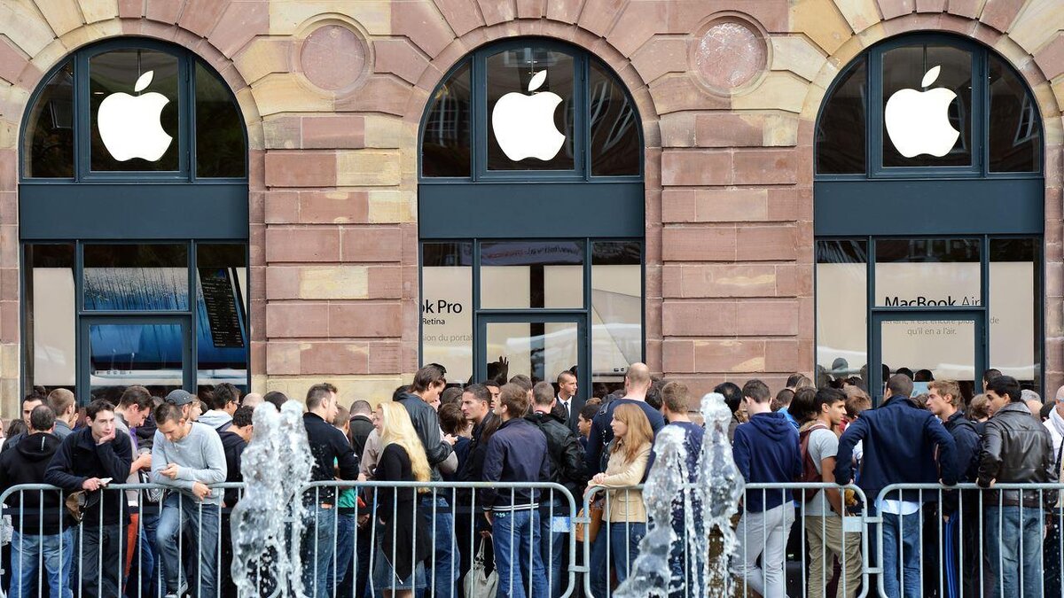Огромная очередь в Aplle Store