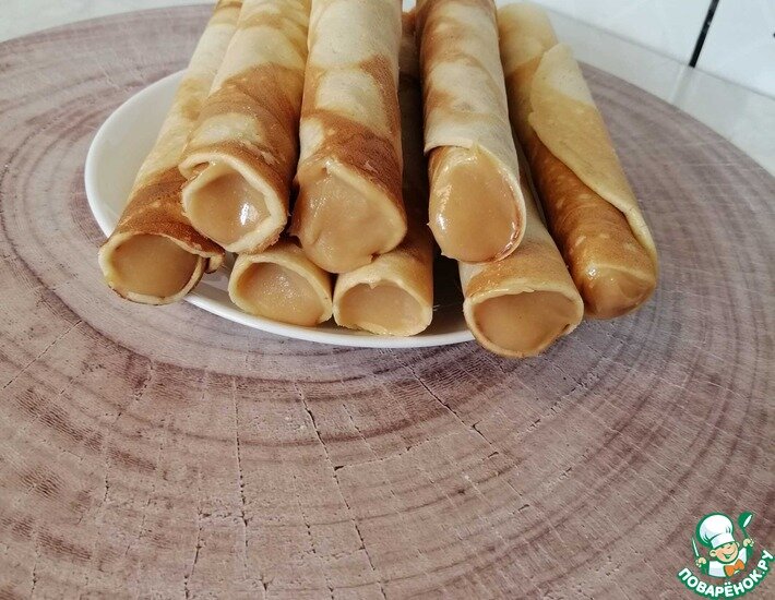 Хочу поделиться с вами замечательным рецептом вафельных трубочек. Для их приготовления не понадобится даже вафельница, так как все готовится на сковороде, а получаются такие вафли очень вкусные и хрустящие.