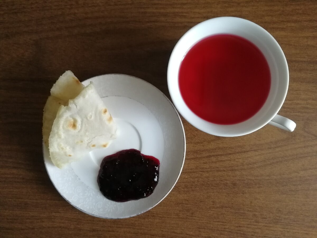 Компот, варенье и лепешка - хороший перекус