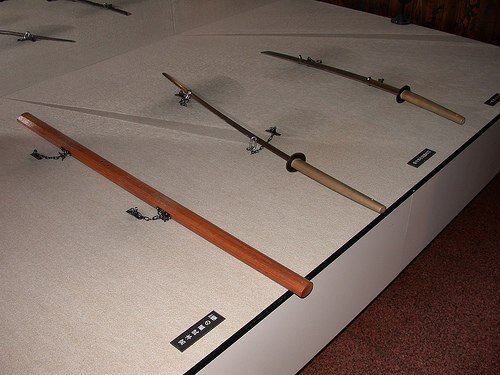 Воспроизведенный боккен Мусаси из весла (которым он убил Сасаки Кодзиро в поединке), а рядом меч той же длины, что и нодати Сасаки Кодзиро. Для сравнения справа - обычный катана.