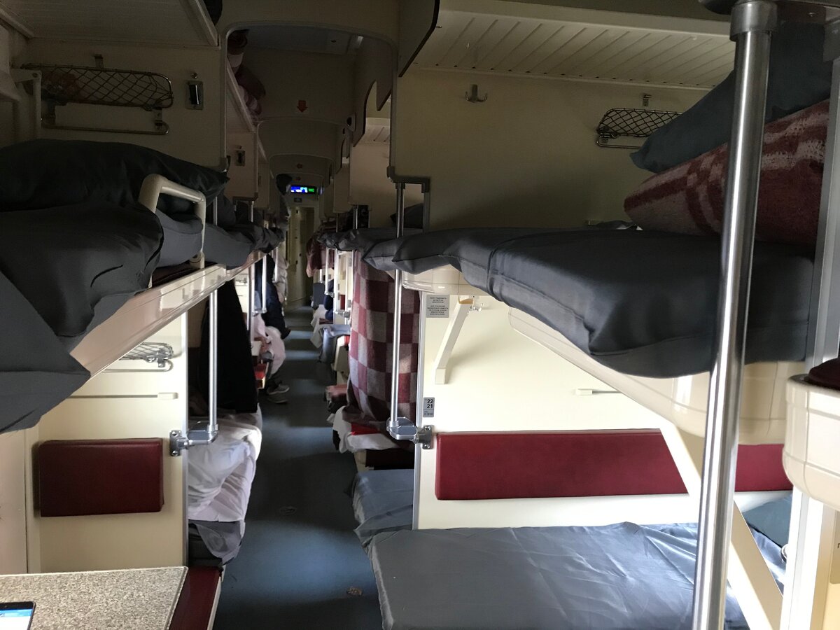 Поездка в поезде дальнего следования – это маленькая жизнь: как люди обустраиваются в плацкарте сегодня
