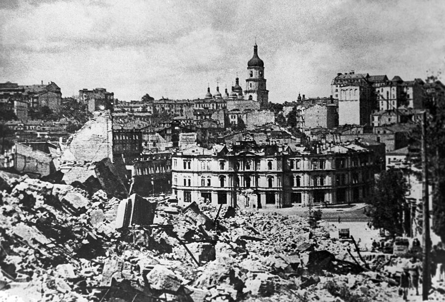 Великая Отечественная война. Киев. Площадь Октябрьской революции после освобождения города. Фотохроника ТАСС