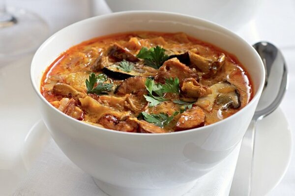 Cуп из квашенной капусты с мясом, колбасой и грибами