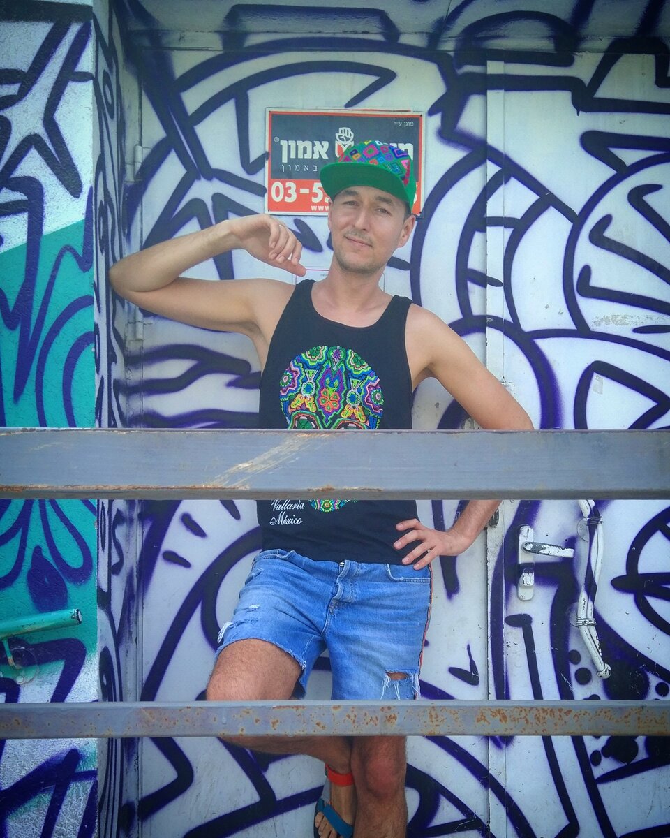 Весь Израиль  в одном фото - решетки, граффити, серость😜

