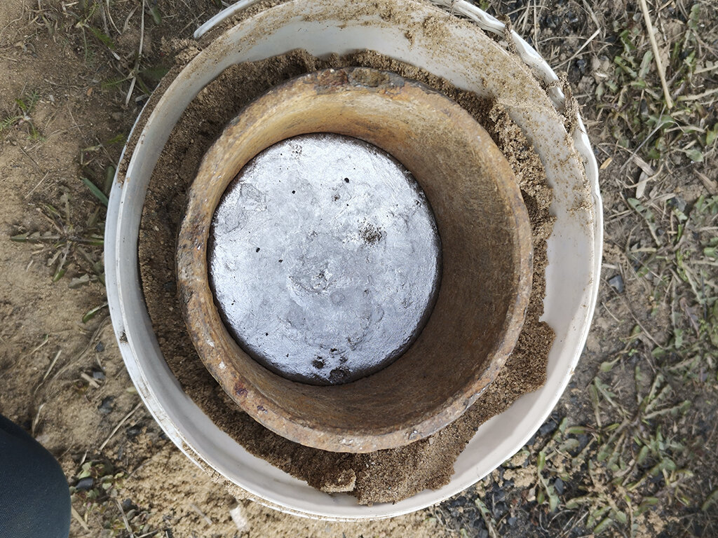 Залитые остатки алюминия в круглую форму. Под последующую токарку.