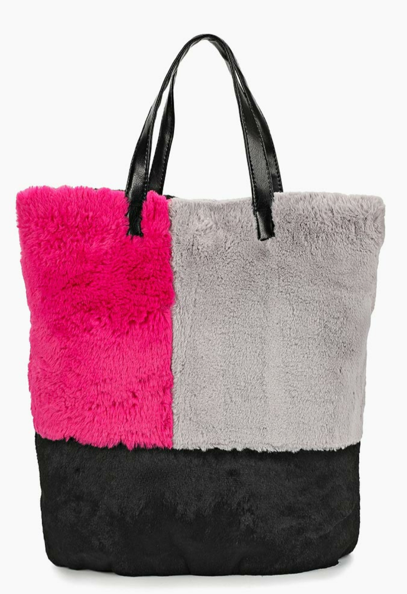 Сумка бренда Moksi с портала Lamoda. Вариант, явно не вписывающийся в офисные будни.