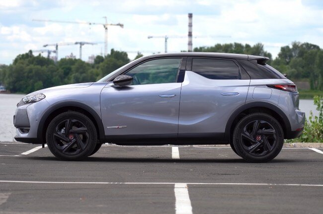 DS 3 Crossback вид сбоку