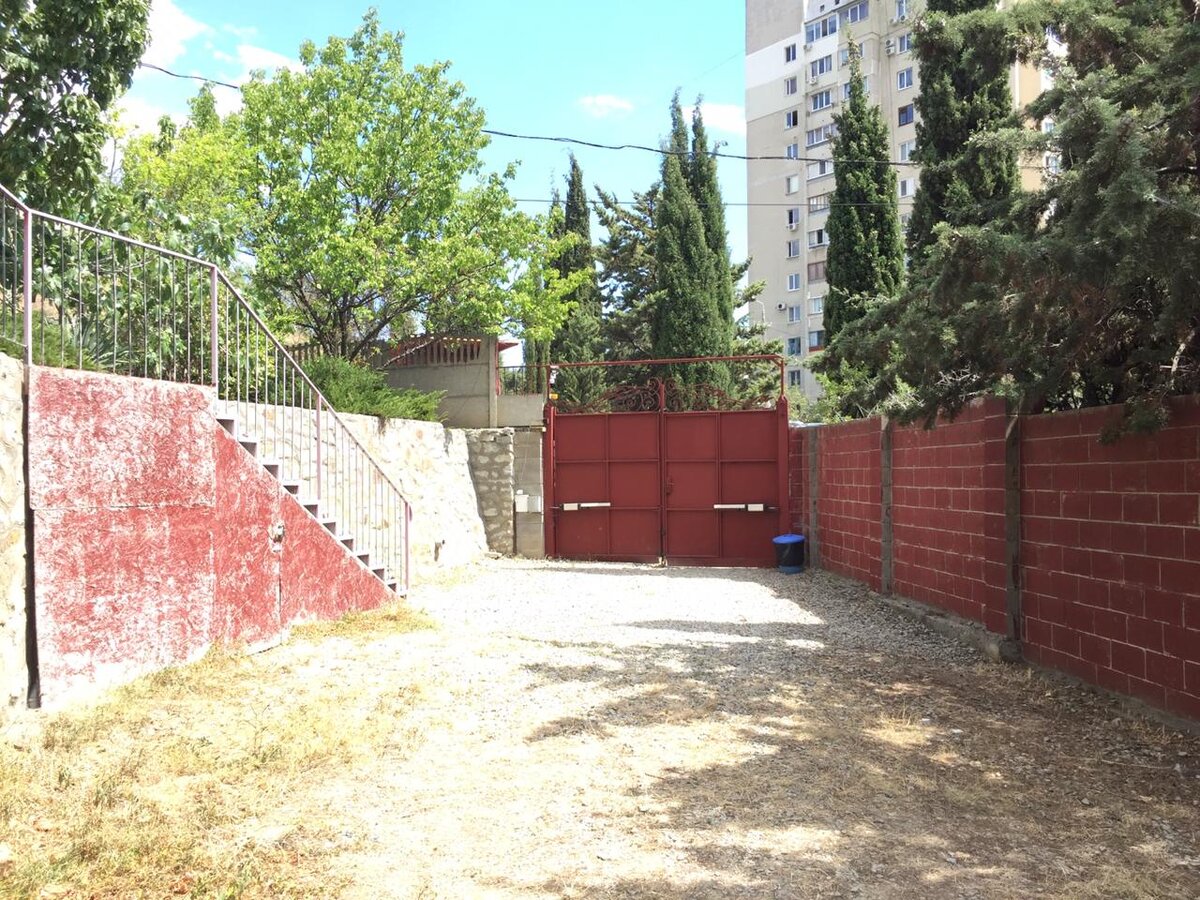 Вход на территорию закрытый, можно отпускать детей прогуляться
