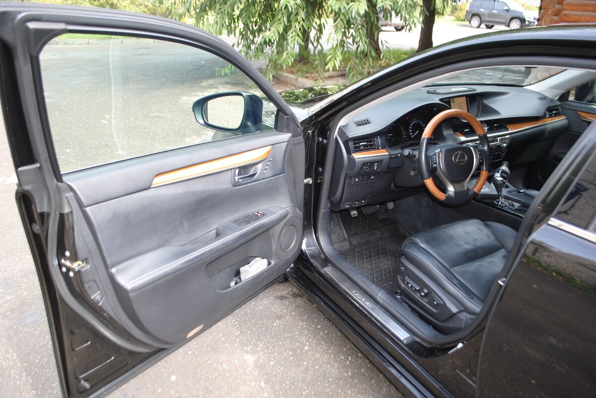 Lexus ES 300H Комфортно управляется