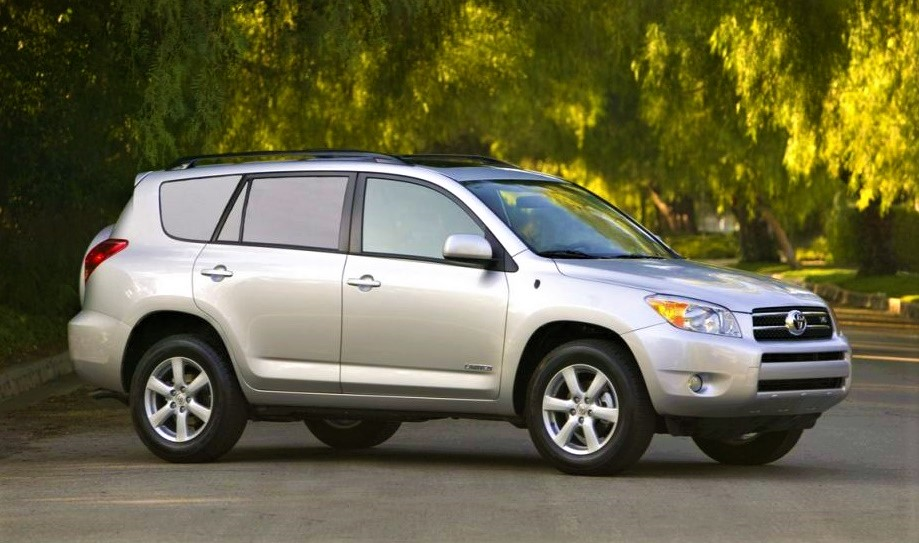 Третье поколение Toyota RAV4 выпускали с 2006 по 2012 годы. Надёжнее всего покупать версию Long после второго рестайлинга.