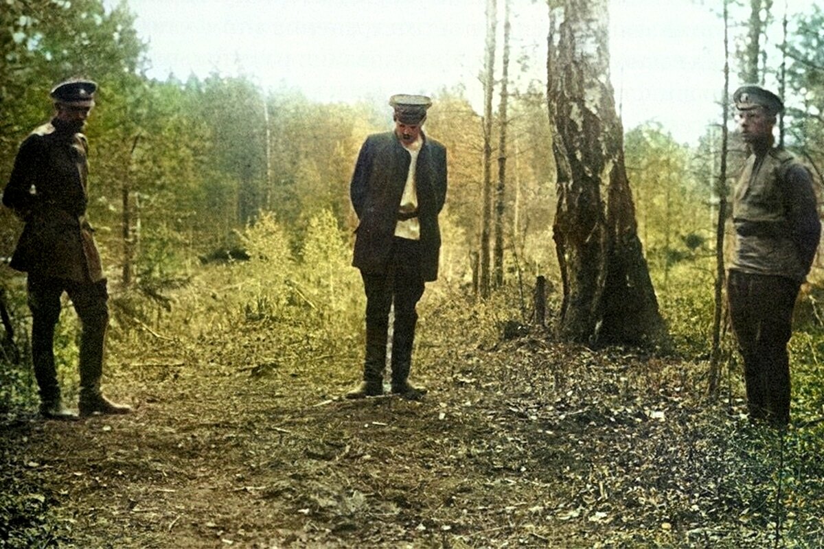 Следователь Николай Алексеевич Соколов осматривает одно из кострищ близ Ганиной ямы весной 1919 года. По материалам из открытых источников