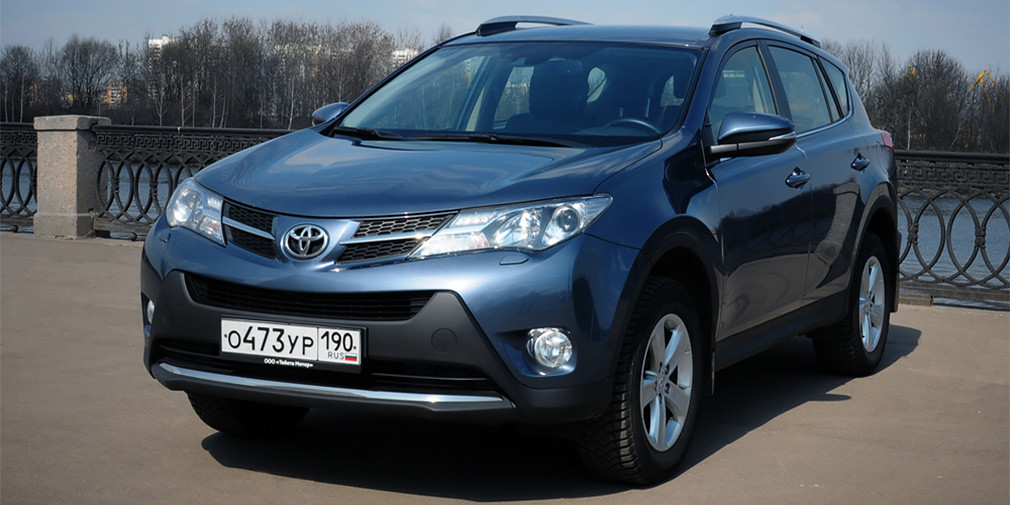 1. Toyota RAV4 С момента своего появления в середине 90-х годов Toyota RAV4 зарекомендовал себя как очень практичный и надежный автомобиль, пронеся эти качества через поколения. Из года в год популярная японская модель попадает во всевозможные рейтинги качества, в том числе, авторитетного американского издания Consumer Reports, где стабильно удерживает позиции на верхних строчках.

Вероятно, это не самый драйверский, красивый и экономичный кроссовер, но, безусловно, это один из наиболее надежных. Специалисты отмечают практически бессмертные бензиновые атмосферные моторы и очень живучие автоматические коробки передач, а также надежную подвеску. По статистике, только один из десяти владельцев обращался в автосервис с техническими проблемами, большинство из которых носили не критический характер и достаточно быстро решались.