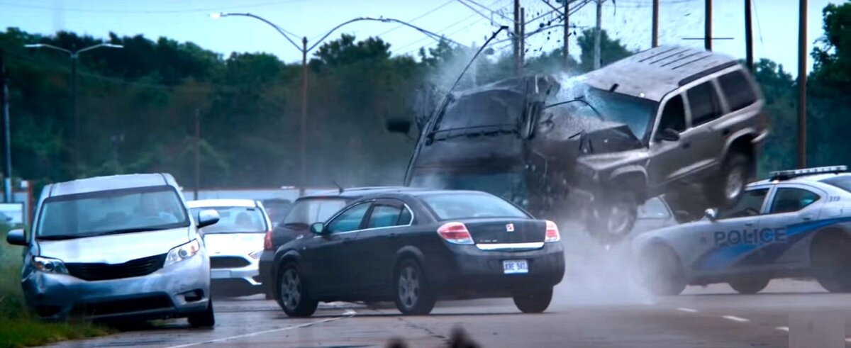 Как определить, что за вами гонится явный неадекват? Да просто гляньте в зеркало заднего вида: если гонится, то там раз за разом будет примерно такая картинка. 