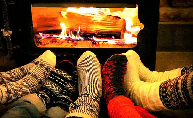 Что может быть лучше, как сидеть в тёплых носках уютного камина Фото из свободных источников.