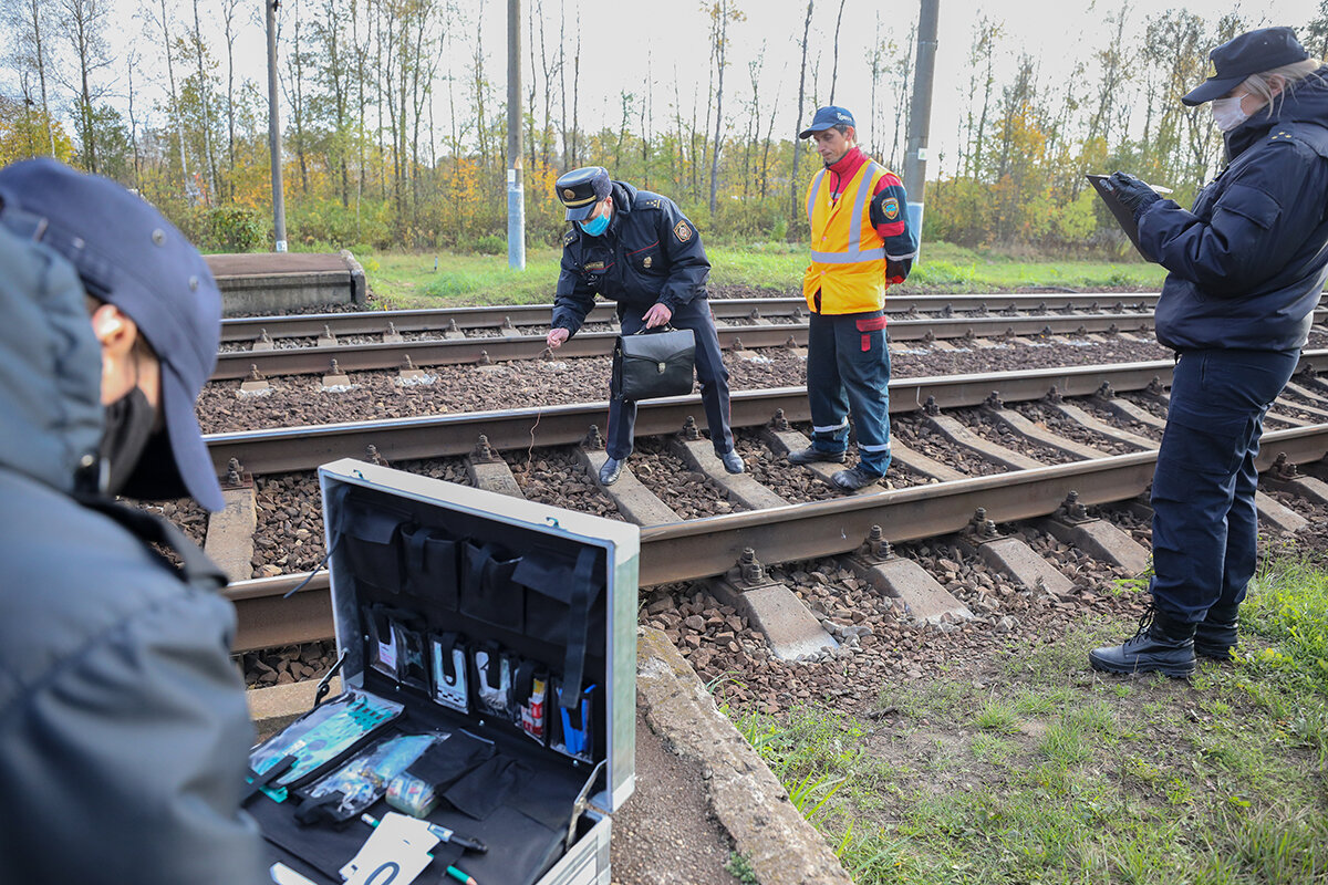 Фсб задерживает террористов. Фсб. Диверсия это. Диверсионный. Труп на железнодорожных путях.