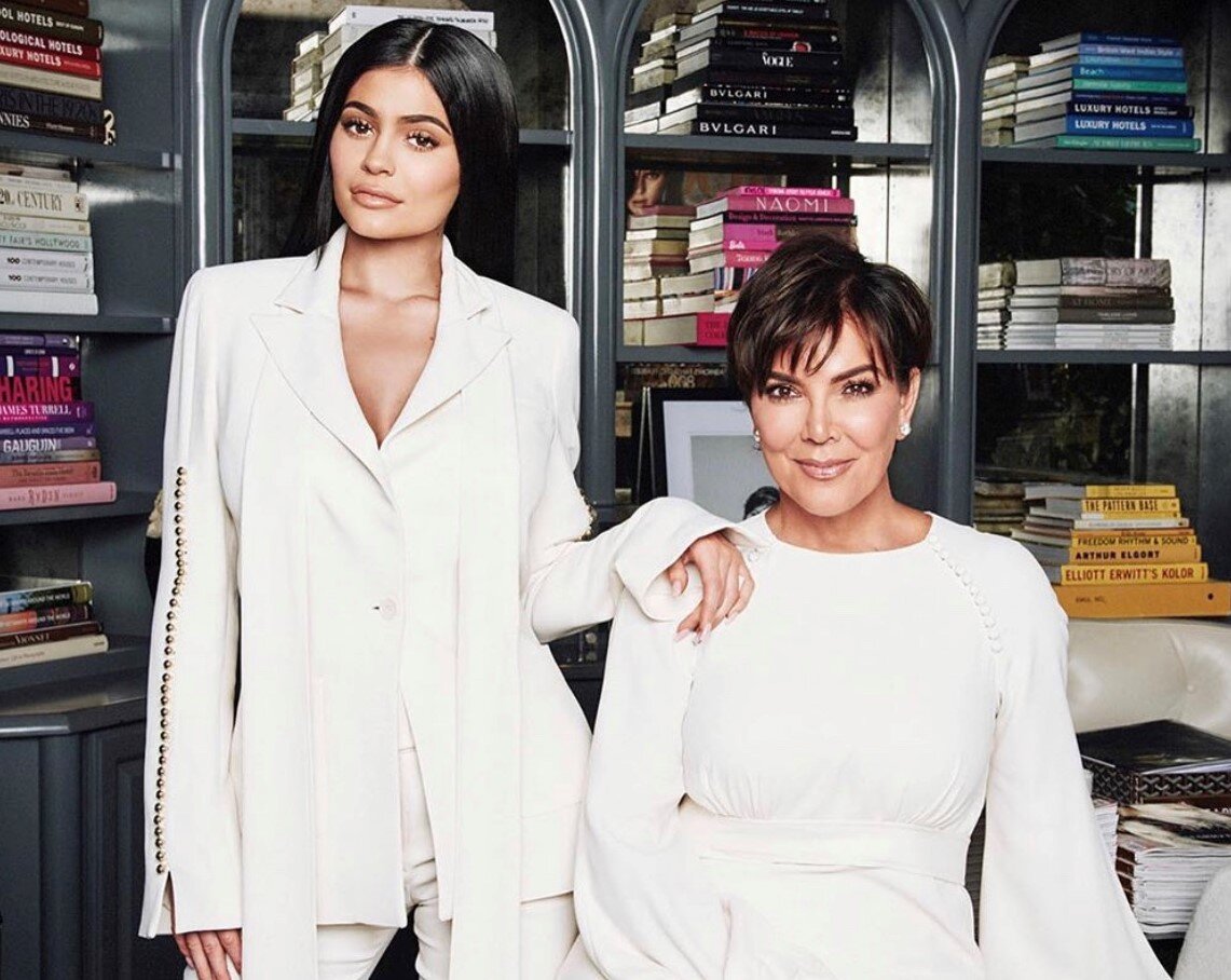 Кайли с мамой и менеджером Крис Дженнер