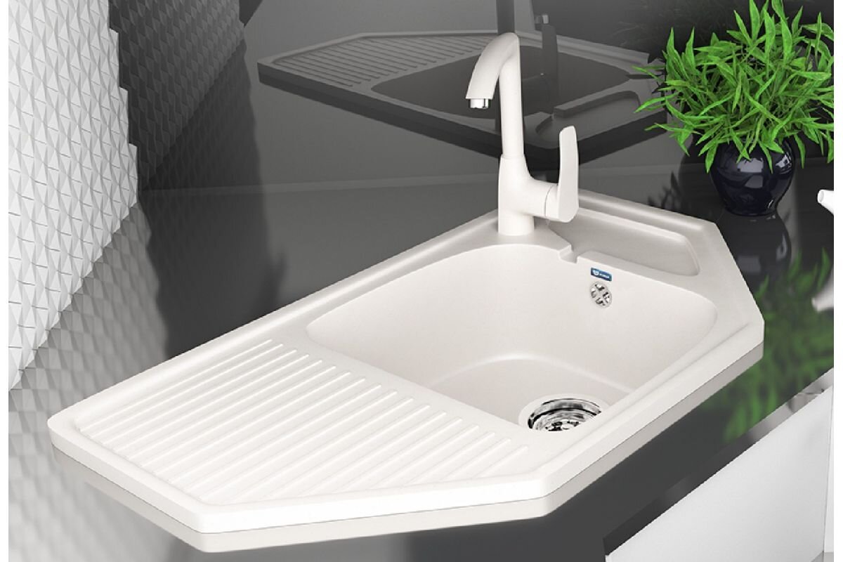 Поверхность керамической мойки гладкая, так что грязь на ней не задерживается