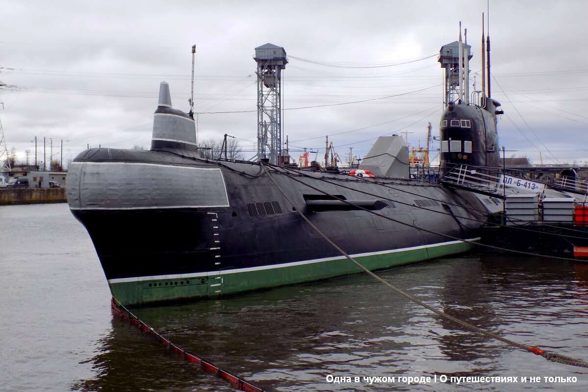 Найти Б-413 можно на набережной Петра Великого (или как еще её называют – набережной Исторического флота). Я пришла туда к концу рабочего дня, около 17.00. Видимо, это не самое популярное у туристов время – ждать в очереди, чтобы попасть на судно мне не пришлось. 