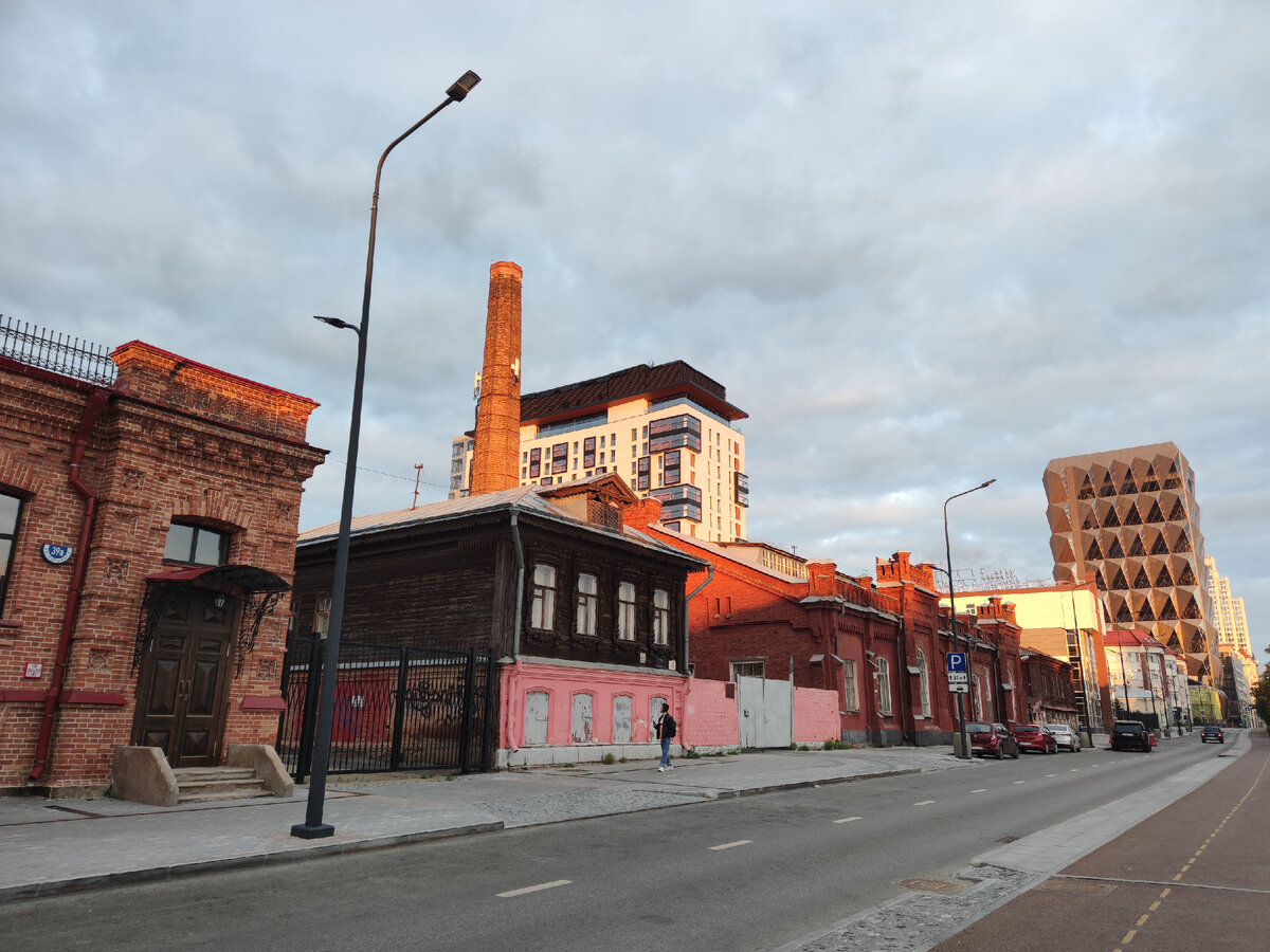 На фото прекрасно видна многоликость Екатеринбурга: вот старинный, деревянный особняк, рядом — бывший завод с трубой, за ними — современный жилой дом, а справа — какое-то конструктивистское чудо(вище)