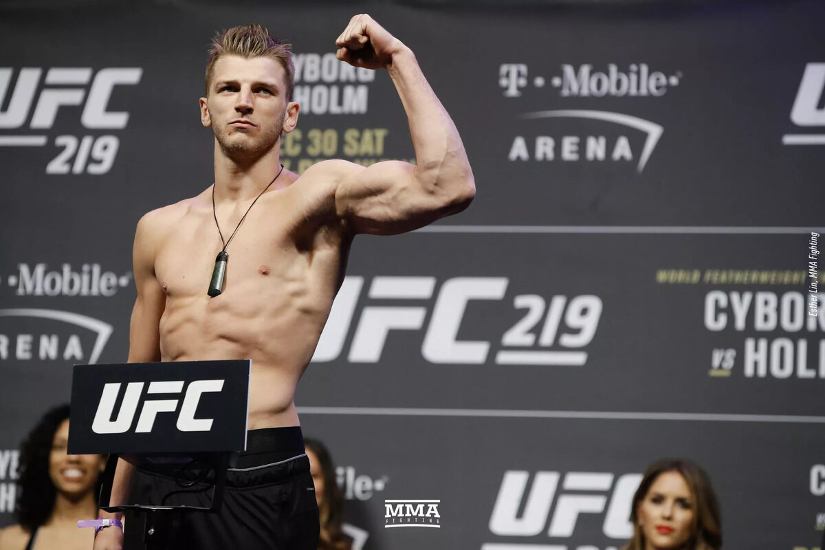 Хукер боец UFC