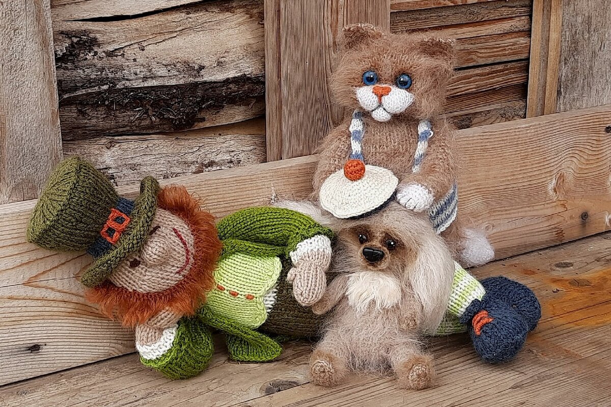 Жители нашего деревенского дома . Патрик ( ирландский иммигрант ) , Матроскин ( кот ) и маленький Пух.  