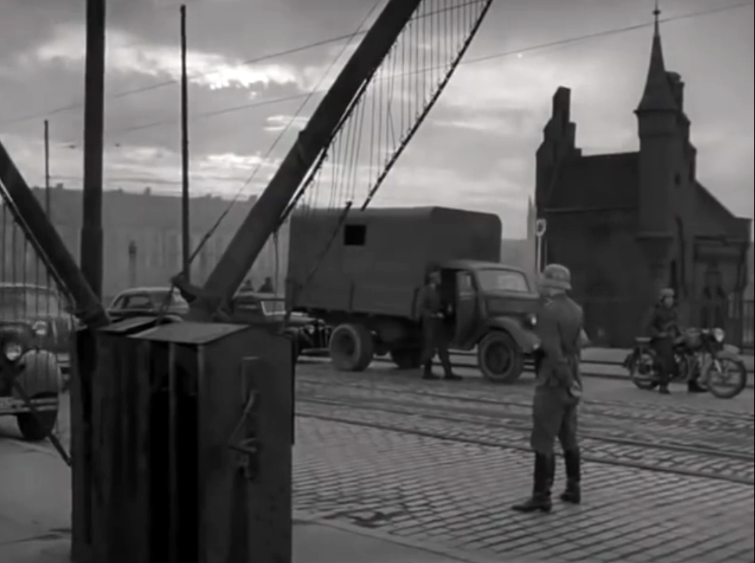 Калининград. Домик смотрителя Высокого моста. 1966 год. Кадр из фильма "Циклон начнётся ночью".