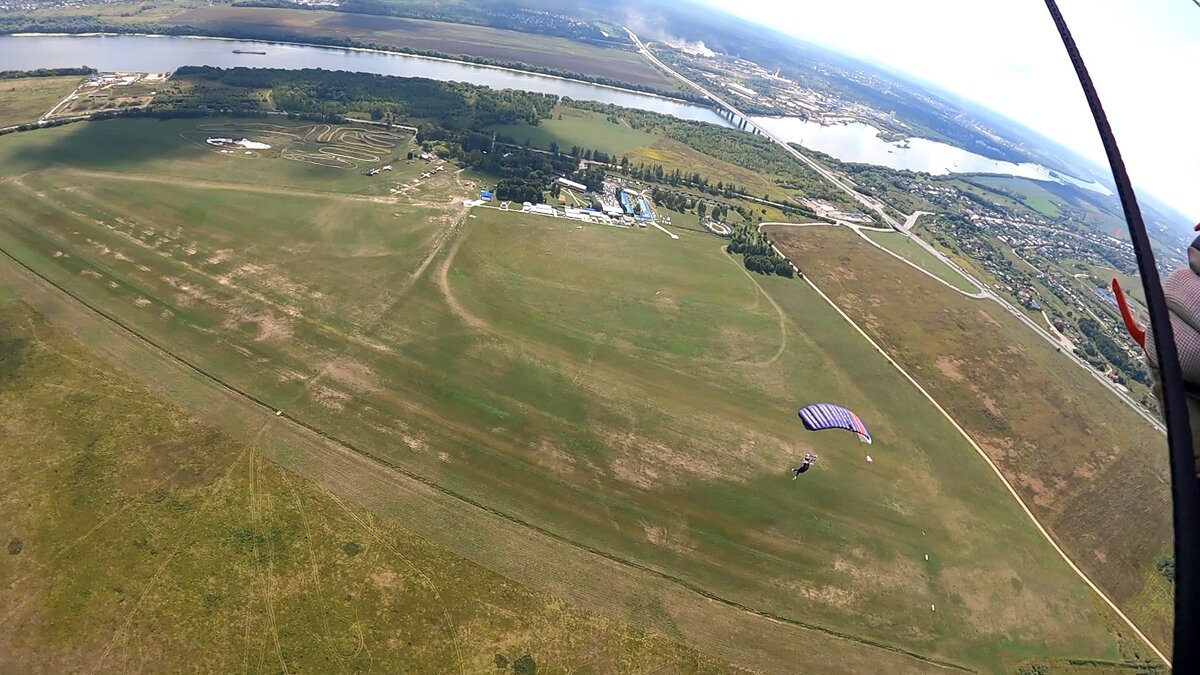 Внизу летит Ира